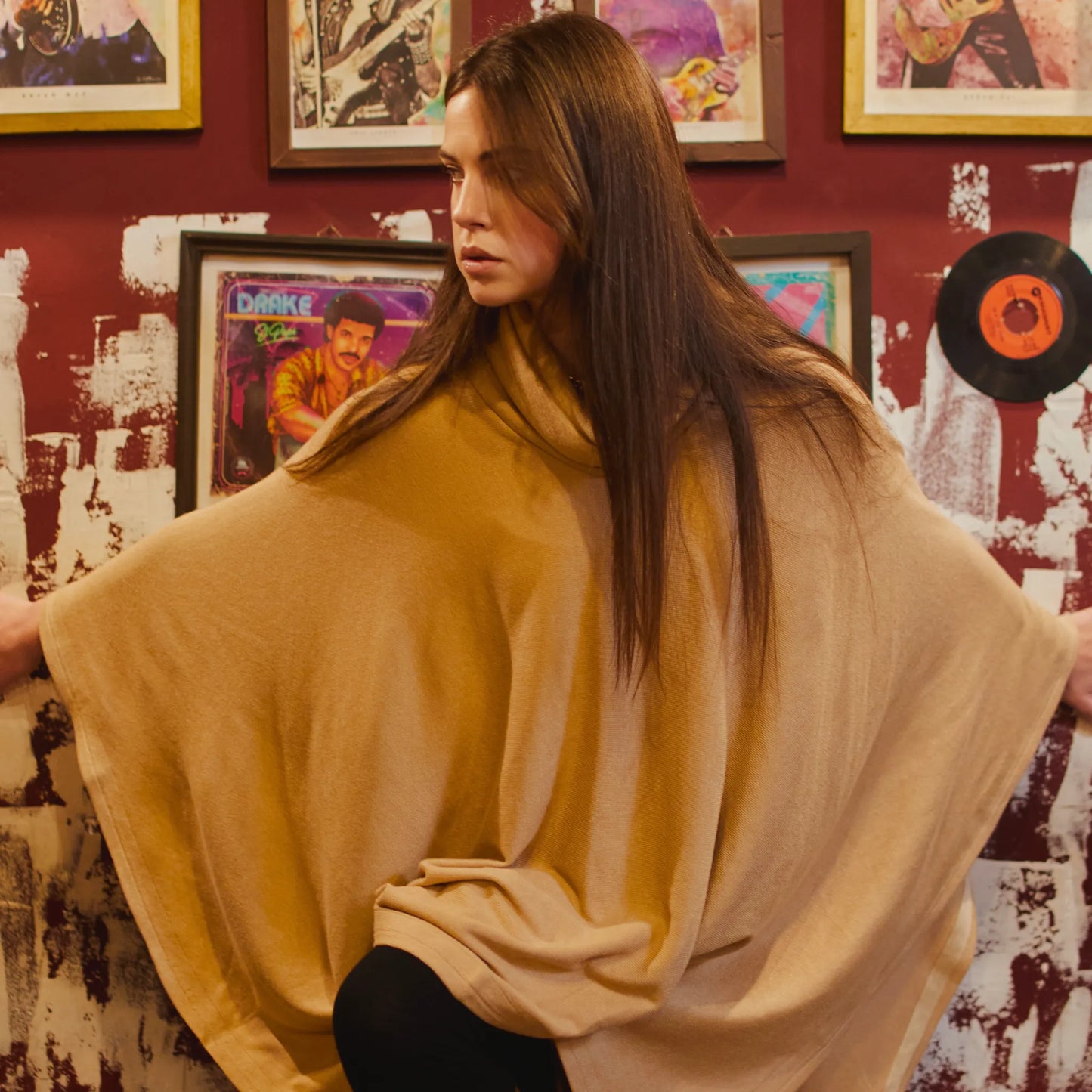 Luxurious cashmere Poncho in beige