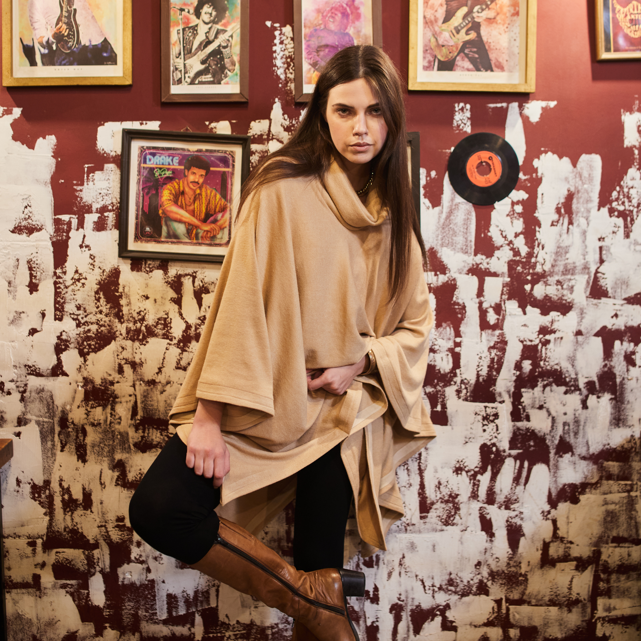 Luxurious cashmere Poncho in beige