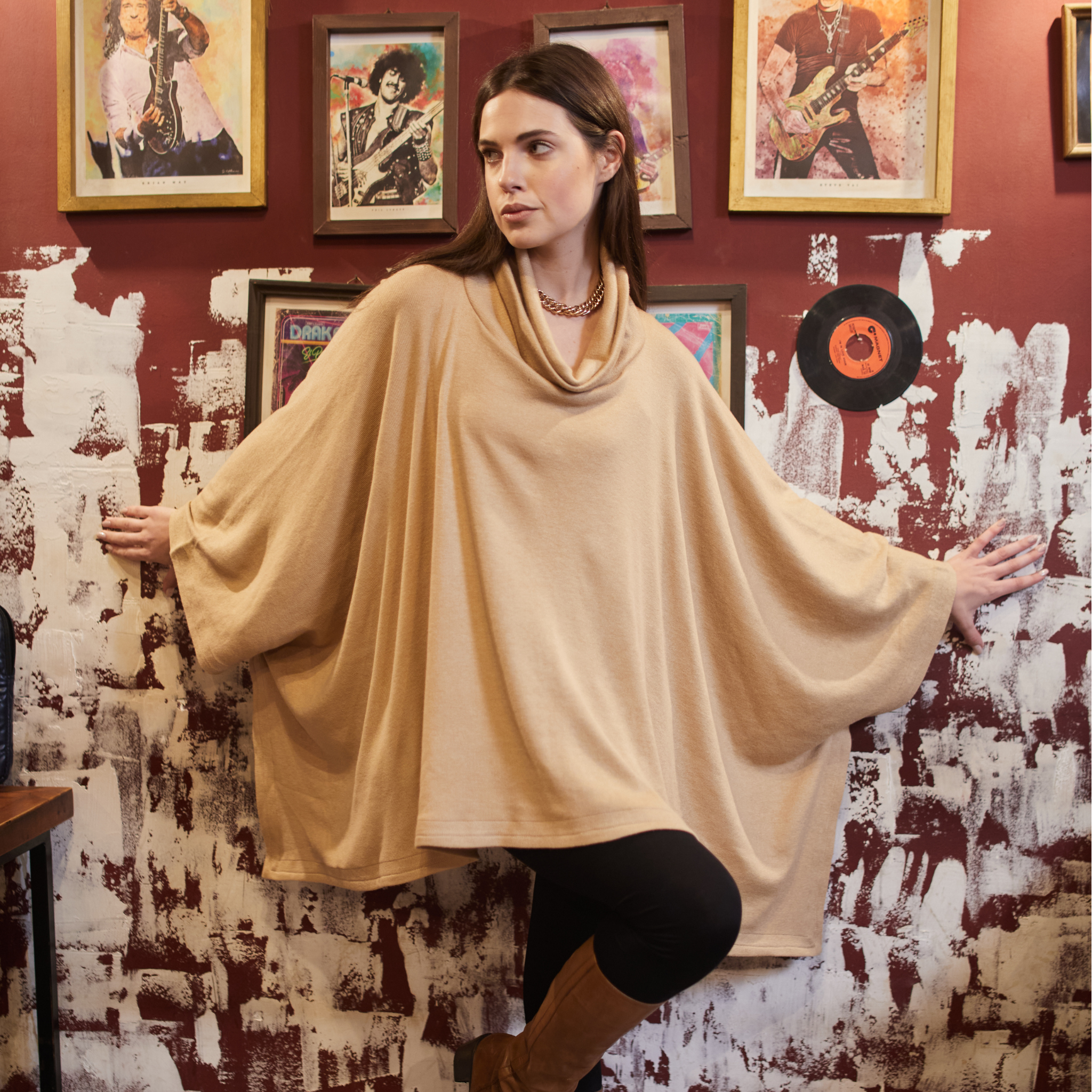 Luxurious cashmere Poncho in beige